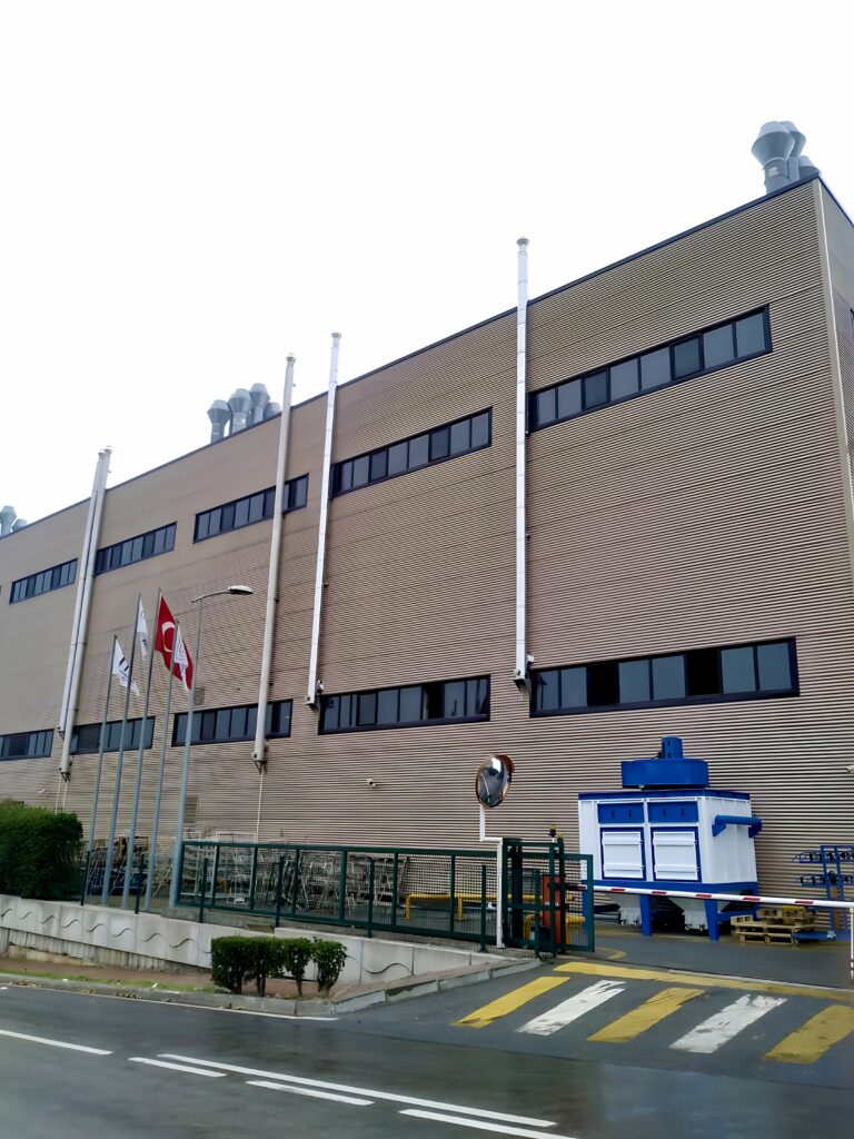 Fabrika cephesinde ince paslanmaz baca hatları