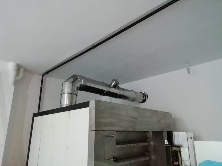 Ekmek fırınının üstünde paslanmaz çelik fırın bacası bağlantısı ve dirsek